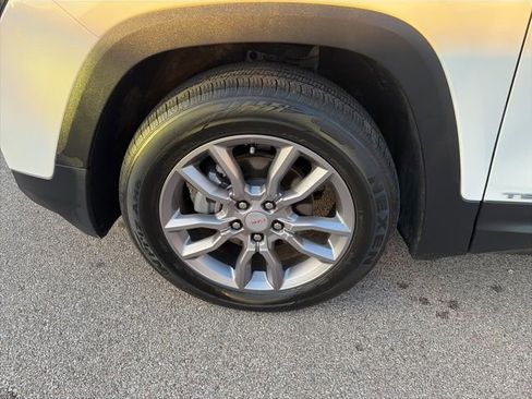 Used 2024 GMC Terrain SLT image 37