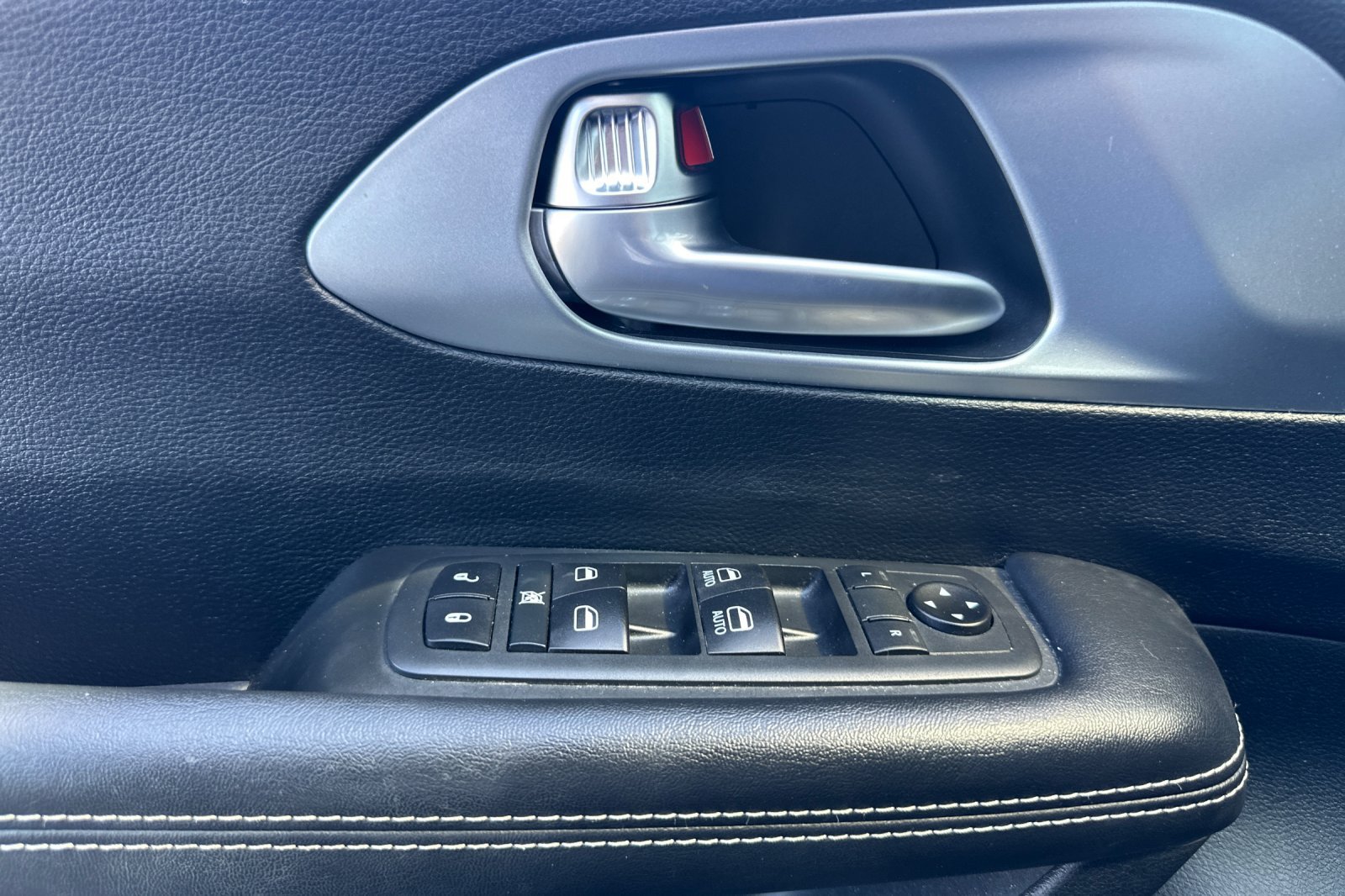 Used 2020 Chrysler Pacifica Touring w/ S Appearance Package FWD image 11