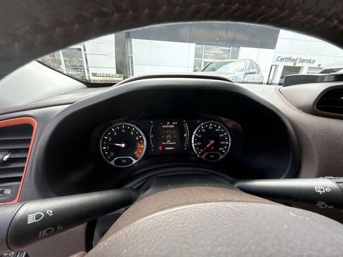 Used 2015 Jeep Renegade Latitude FWD image 18