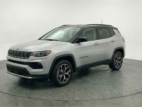 Used 2025 Jeep Compass Limited AWD/4WD image 3