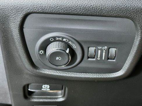 Used 2022 Jeep Grand Cherokee Overland w/ Luxury Tech Group IV RWD image 17