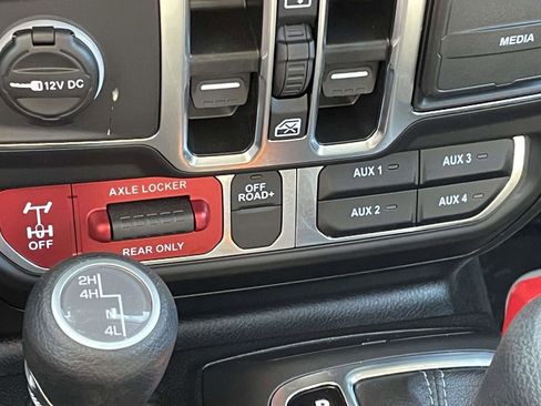 Used 2025 Jeep Gladiator Mojave w/ Convenience Group AWD/4WD image 29
