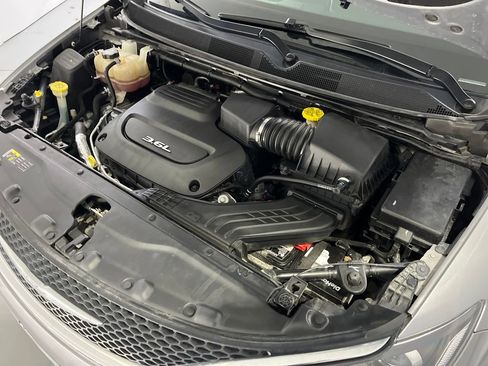 Used 2017 Chrysler Pacifica Touring-L image 14