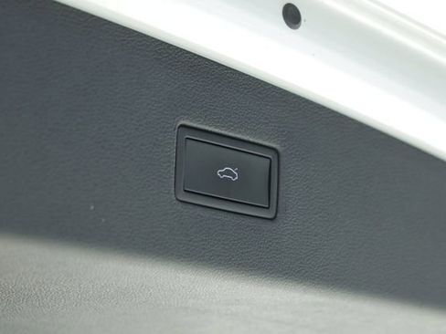 Used 2024 Volkswagen Tiguan SE image 38