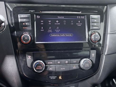 Used 2018 Nissan Rogue SV image 16