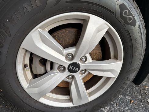 Used 2021 Kia Sorento LX FWD image 5