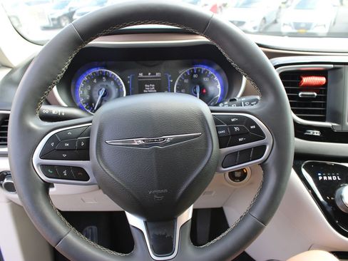 Used 2022 Chrysler Voyager LX FWD image 13