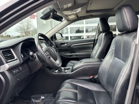 Used 2017 Toyota Highlander SE image 7