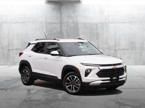 Used 2025 Chevrolet TrailBlazer LT AWD/4WD image 2