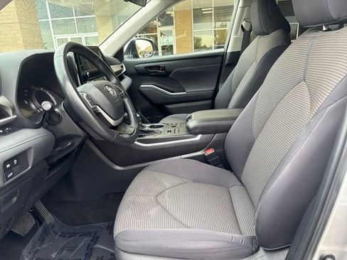 Used 2024 Toyota Highlander LE image 8