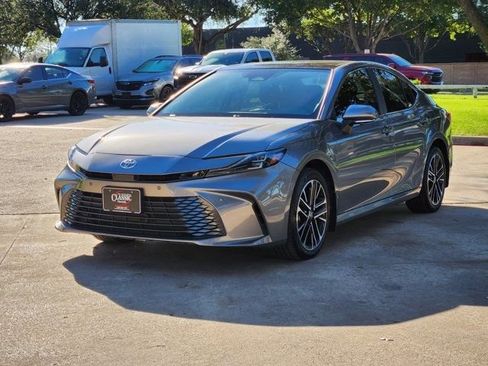 Used 2025 Toyota Camry XLE image 11