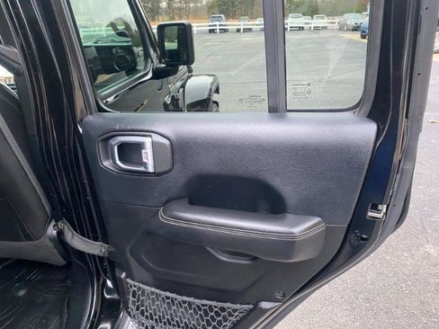 Used 2018 Jeep Wrangler Unlimited Sahara AWD/4WD image 17