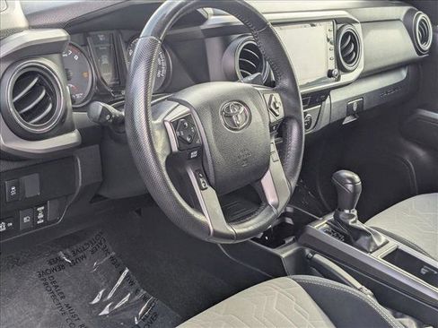 Used 2022 Toyota Tacoma TRD Off-Road image 9