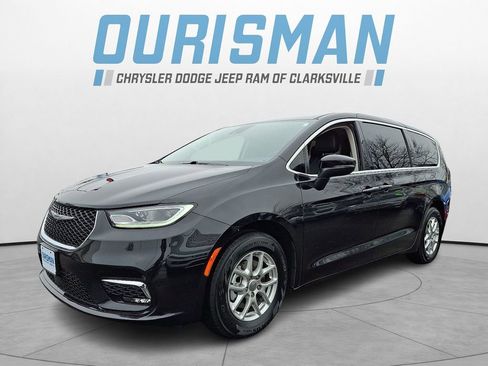 Used 2023 Chrysler Pacifica Touring-L image 3