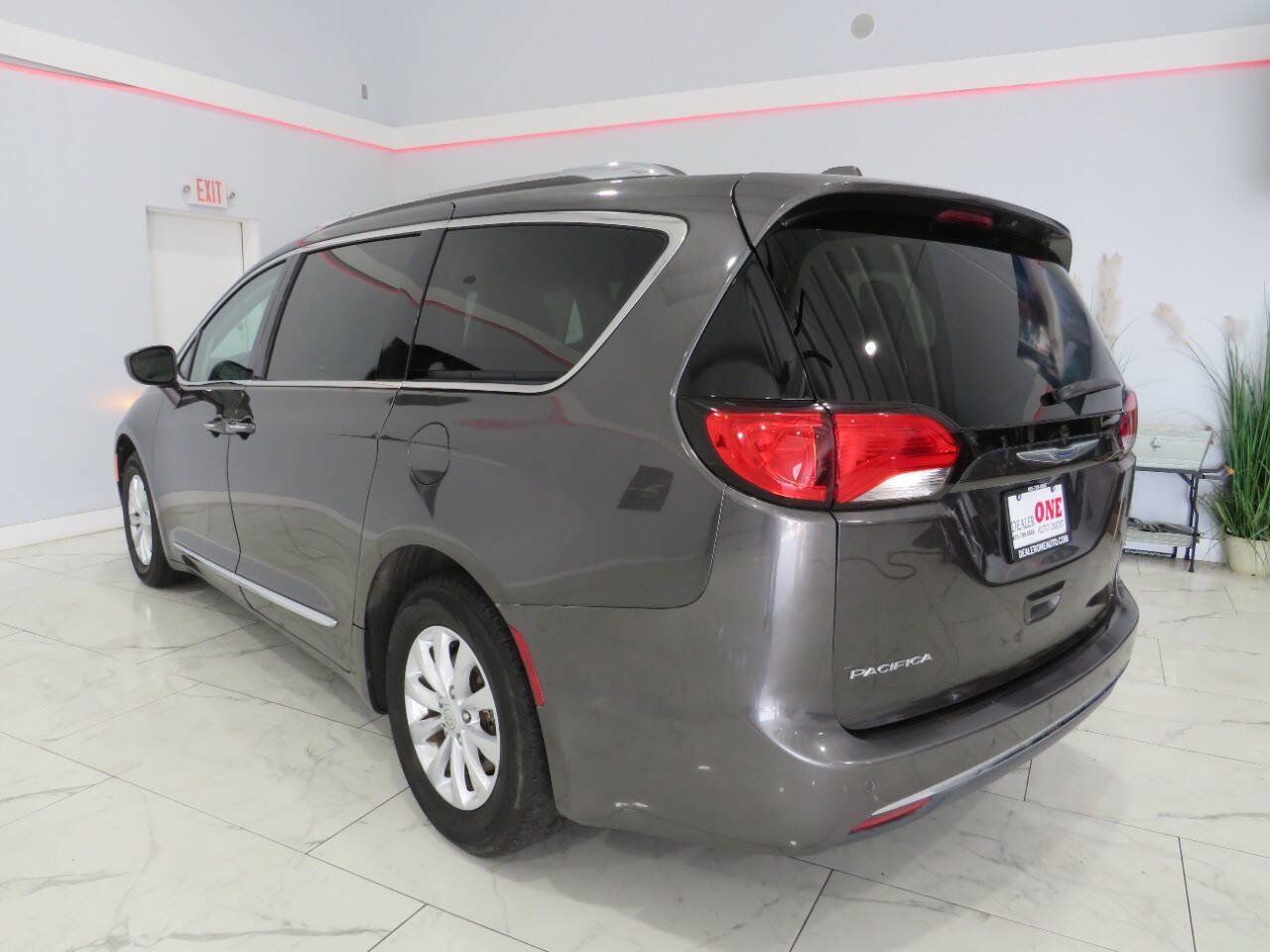 Used 2019 Chrysler Pacifica Touring-L FWD image 6
