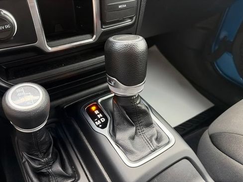 Used 2022 Jeep Gladiator Sport AWD/4WD image 19