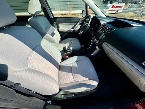 Used 2017 Subaru Forester 2.5i Premium image 12