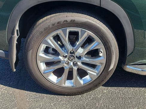 Used 2024 Toyota Highlander Limited image 5