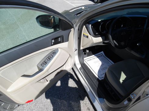 Used 2012 Kia Optima LX w/ Convenience Pkg image 9