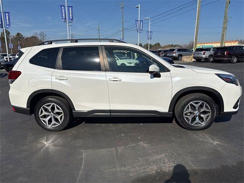 Used 2023 Subaru Forester Premium image 3