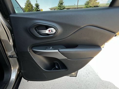 Used 2019 Jeep Cherokee Latitude Plus AWD/4WD image 19