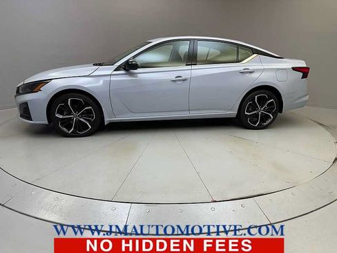 Used 2024 Nissan Altima 2.5 SR w/ SR Premium Package AWD/4WD image 2