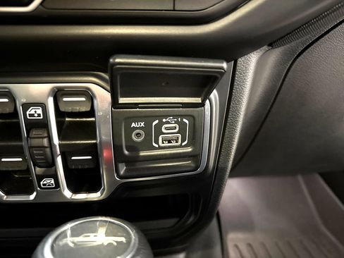 Used 2022 Jeep Gladiator Sport image 19