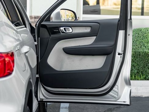 Used 2019 Volvo XC40 T5 Inscription image 24