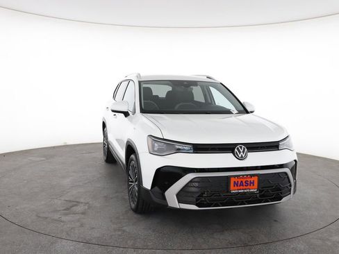 Used 2025 Volkswagen Taos SE FWD image 3