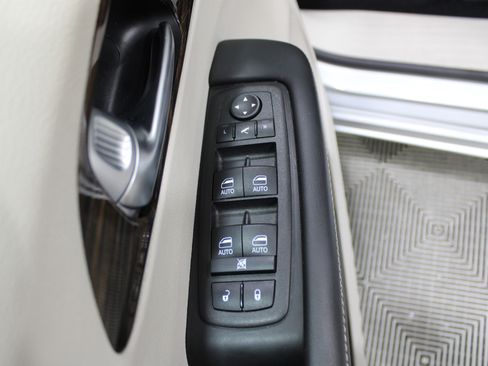 Used 2024 Chrysler Pacifica Limited image 7