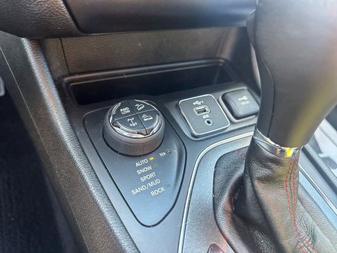 Used 2021 Jeep Cherokee Trailhawk AWD/4WD image 39