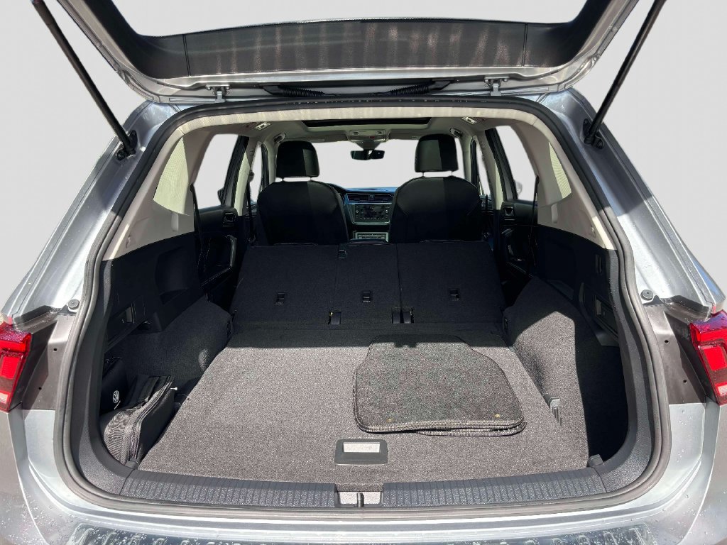 Used 2023 Volkswagen Tiguan SE AWD/4WD image 19