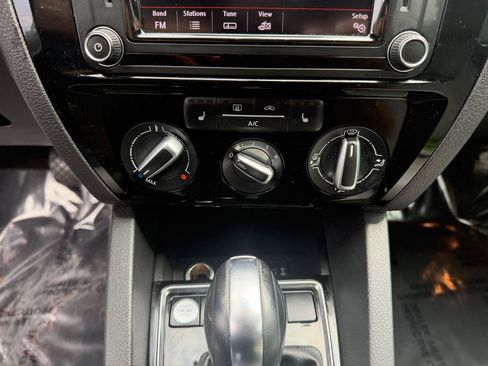Used 2016 Volkswagen Jetta Sport FWD image 14