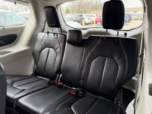 Used 2019 Chrysler Pacifica Touring-L image 14