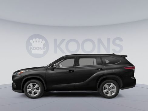 Used 2022 Toyota Highlander LE AWD/4WD image 4