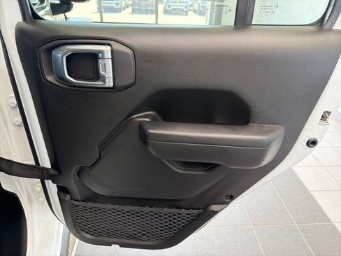 Used 2025 Jeep Wrangler Unlimited Rubicon AWD/4WD image 10