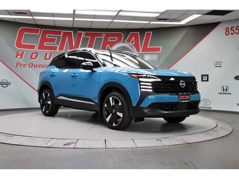 New 2026 Nissan Kicks SR image 1