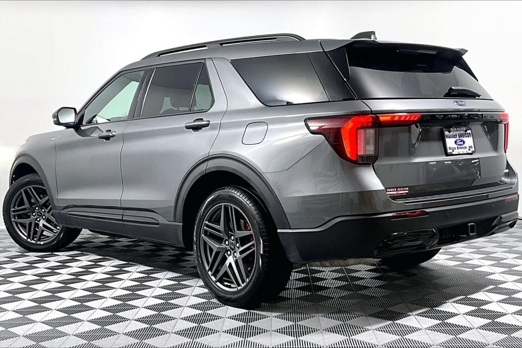Used 2025 Ford Explorer ST-Line w/ ST-Line Street Pack AWD/4WD image 11