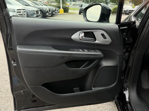 Used 2025 Chrysler Pacifica Limited FWD image 14