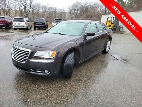 Used 2013 Chrysler 300 AWD w/ Driver Convenience Group image 7