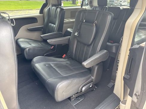 Used 2016 Chrysler Town & Country Touring image 26