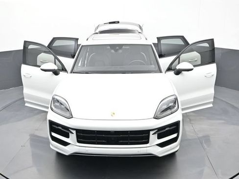 Certified 2025 Porsche Cayenne AWD/4WD image 31