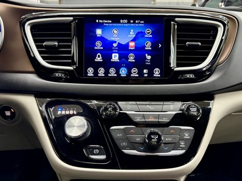 Used 2017 Chrysler Pacifica Touring-L image 15