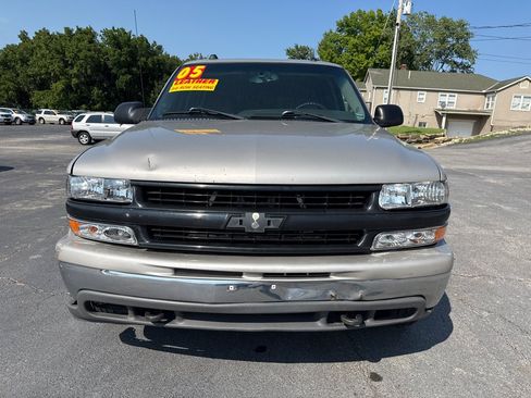 Used 2005 Chevrolet Suburban 2500 LT w/ Preferred Equipment Group AWD/4WD image 3
