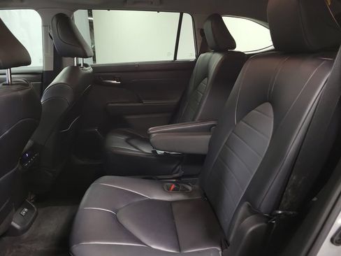 Used 2023 Toyota Highlander XLE AWD/4WD image 26