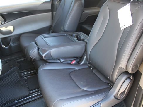 New 2026 Kia Carnival FWD image 19