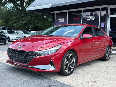Used 2022 Hyundai Elantra Limited w/ Preferred Accessory Package FWD image 2