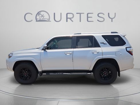 Used 2018 Toyota 4Runner TRD Off-Road Premium AWD/4WD image 2