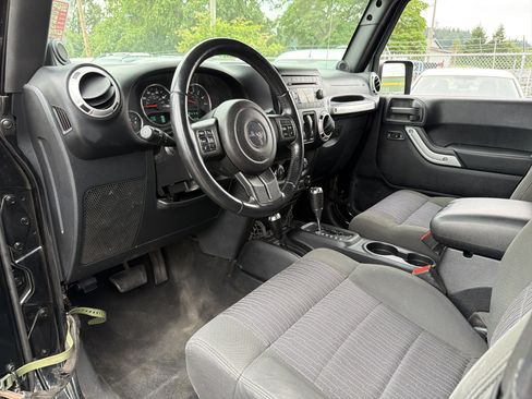 Used 2011 Jeep Wrangler Sahara w/ Connectivity Group AWD/4WD image 7