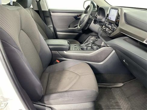 Used 2023 Toyota Highlander L image 11